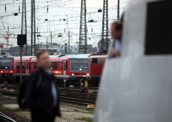 Lokführer unterhalten sich am Gleis