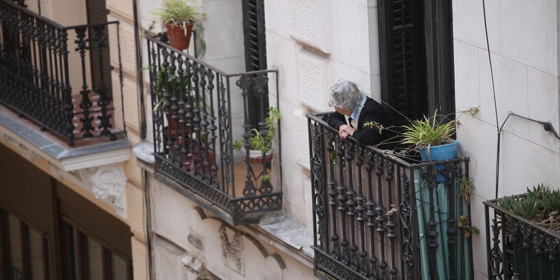 Seniorin schaut von einem Balkon (Archiv)