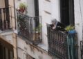 Seniorin schaut von einem Balkon (Archiv)