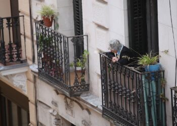 Seniorin schaut von einem Balkon (Archiv)