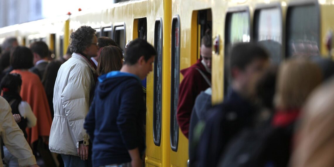 Fahrgäste am Bahnsteig einer Berliner U-Bahn