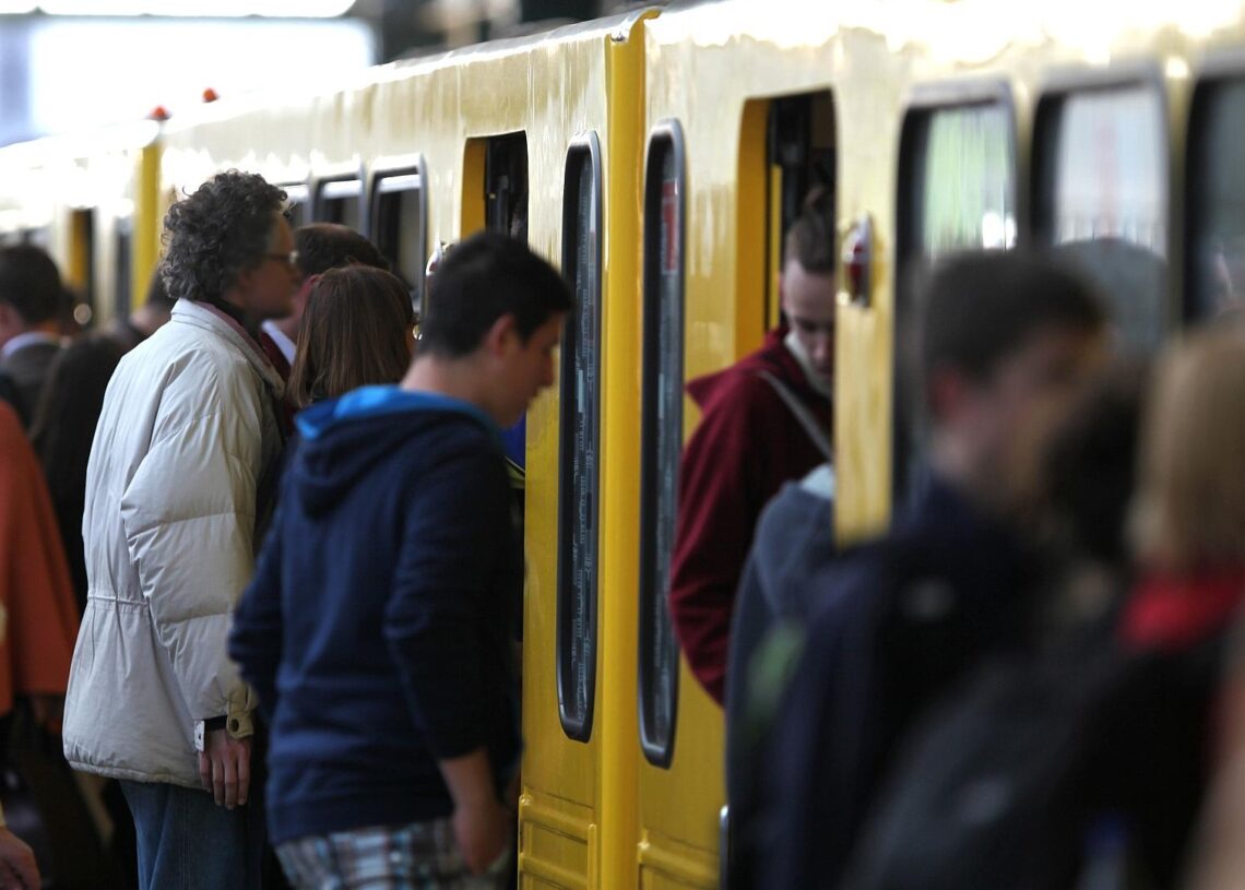 Fahrgäste am Bahnsteig einer Berliner U-Bahn