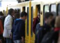 Fahrgäste am Bahnsteig einer Berliner U-Bahn