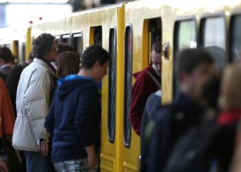 Fahrgäste am Bahnsteig einer Berliner U-Bahn