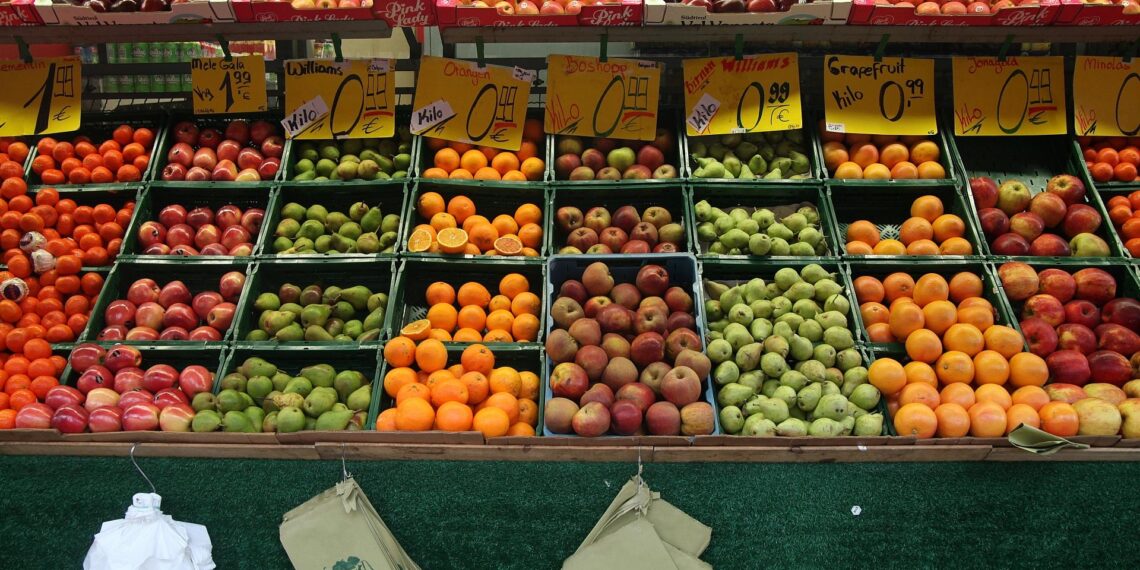Früchte auf einem Obststand (Archiv)