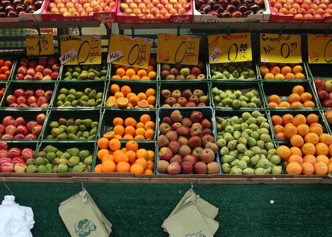Früchte auf einem Obststand (Archiv)
