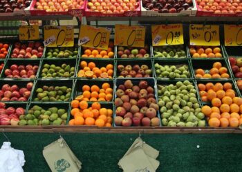 Früchte auf einem Obststand (Archiv)