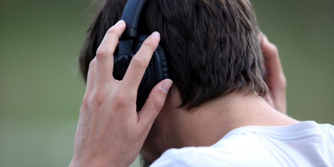 Mann mit Kopfhörern (Archiv)