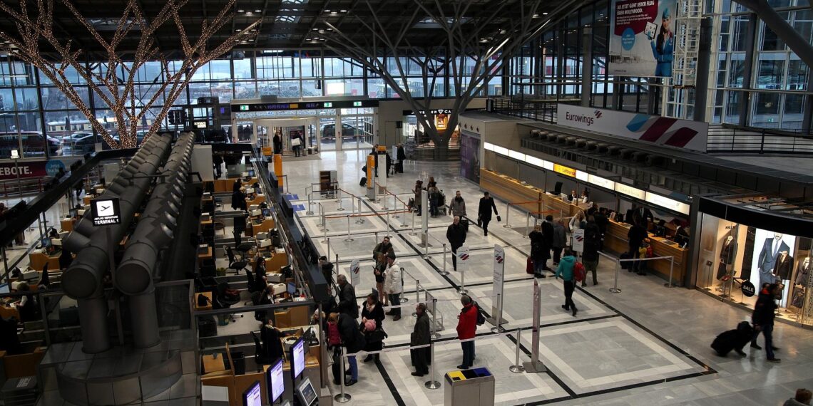 Abfertigungshalle Flughafen Stuttgart (Archiv)