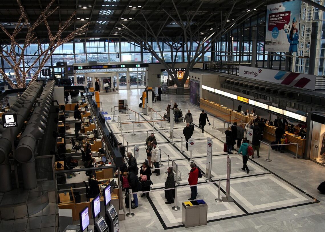 Abfertigungshalle Flughafen Stuttgart (Archiv)