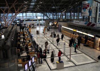 Abfertigungshalle Flughafen Stuttgart (Archiv)