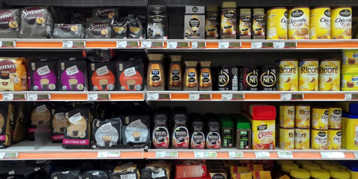 Kaffee und Tee im Supermarkt (Archiv)