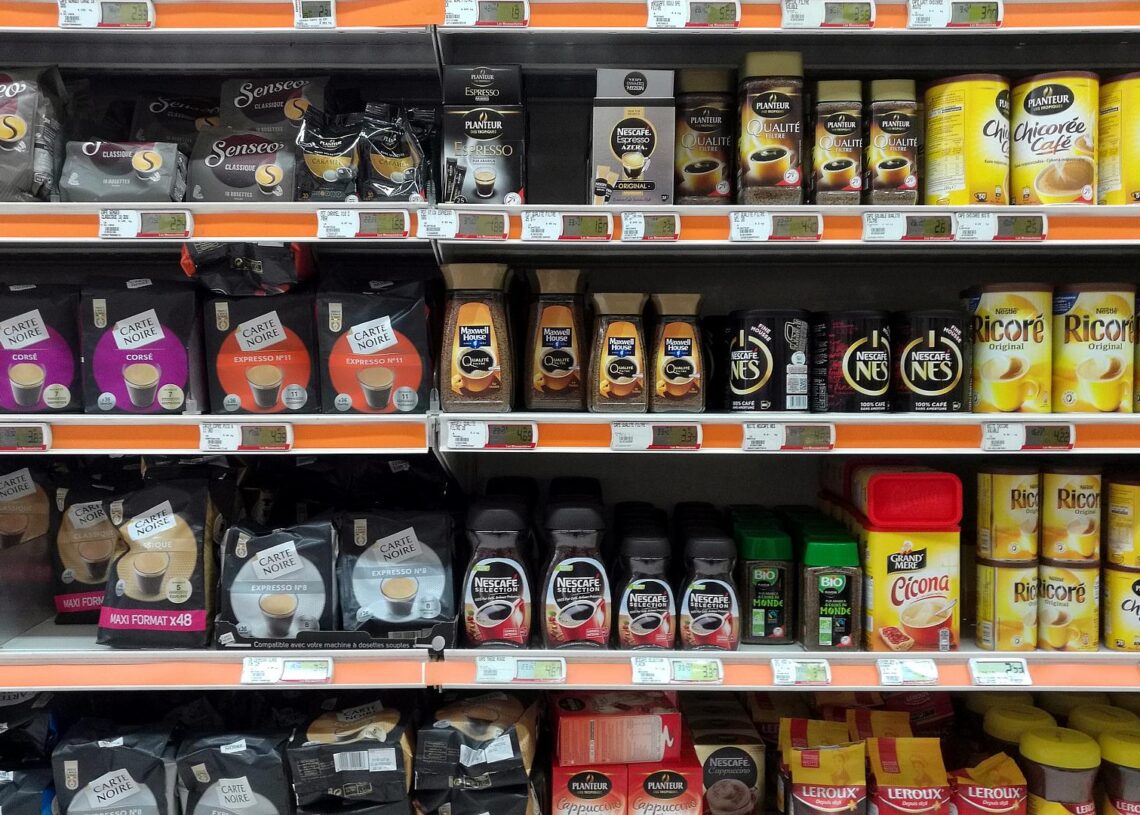 Kaffee und Tee im Supermarkt (Archiv)