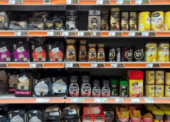 Kaffee und Tee im Supermarkt (Archiv)