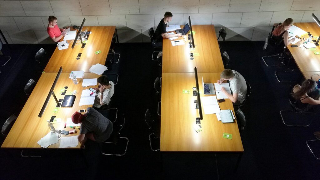 Studenten in einer Bibliothek (Archiv)