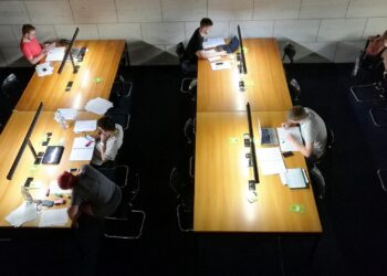 Studenten in einer Bibliothek (Archiv)