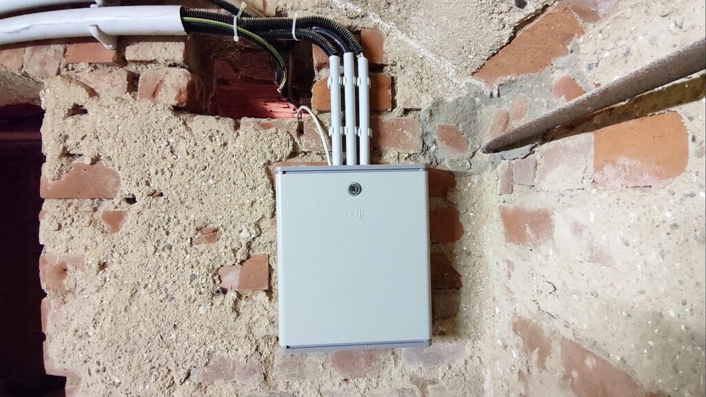 Hausanschluss mit Telefonleitungen (Archiv)