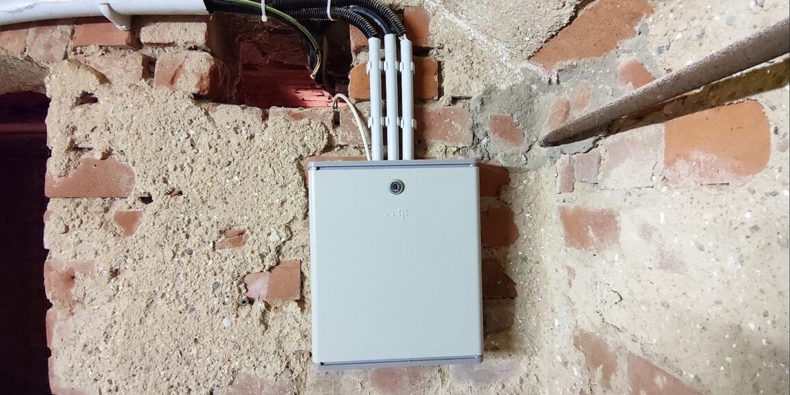 Hausanschluss mit Telefonleitungen (Archiv)