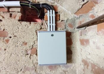 Hausanschluss mit Telefonleitungen (Archiv)