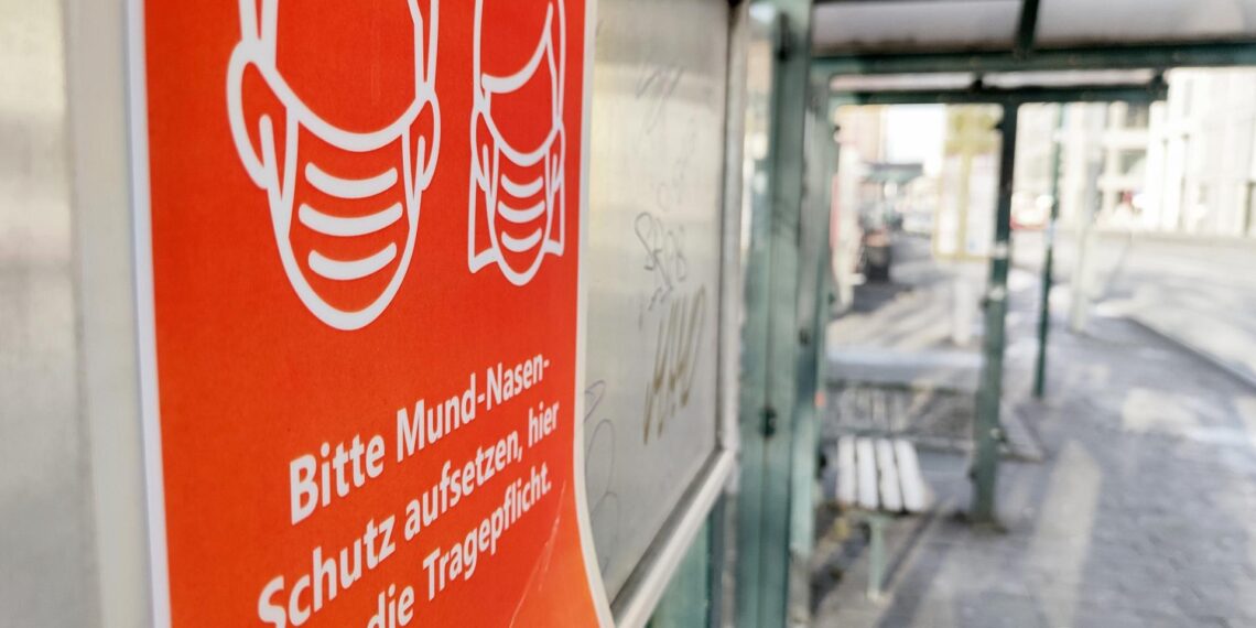 Hinweis auf Mund-Nasen-Schutz an einer Straßenbahnhaltestelle (Archiv)