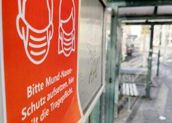 Hinweis auf Mund-Nasen-Schutz an einer Straßenbahnhaltestelle (Archiv)