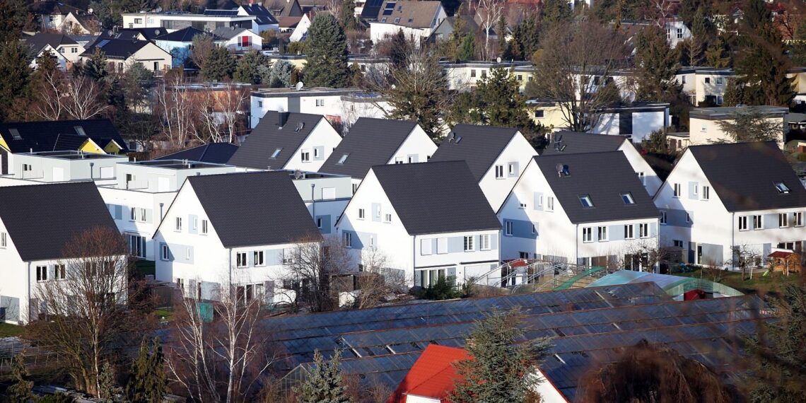 Einfamilienhaussiedlung mit Solarpark (Archiv)