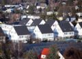 Einfamilienhaussiedlung mit Solarpark (Archiv)