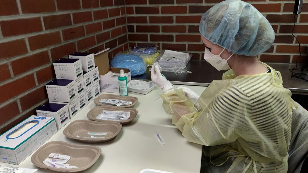 Impfspritzen werden aufgezogen (Archiv)