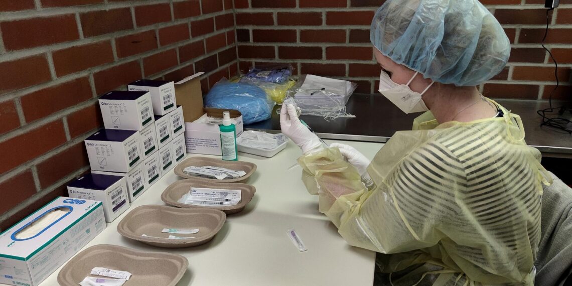 Impfspritzen werden aufgezogen (Archiv)