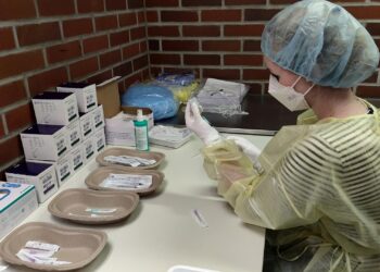 Impfspritzen werden aufgezogen (Archiv)