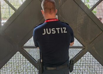 Wachmeister schließt ein Gefängnistor auf (Archiv)