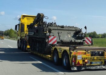 Panzer-Transport auf der Autobahn (Archiv)