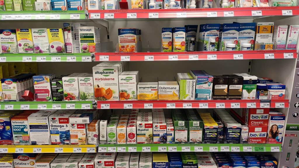 Medikamente in einer Drogerie (Archiv)