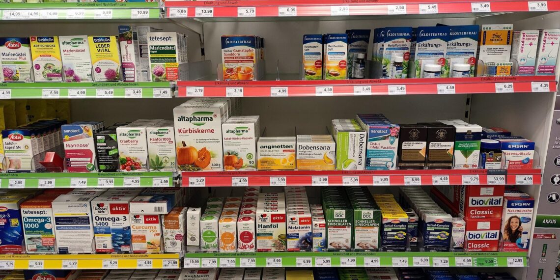 Kanzleramt lädt für 12. November zum Pharmagipfel 1 Medikamente in einer Drogerie (Archiv)