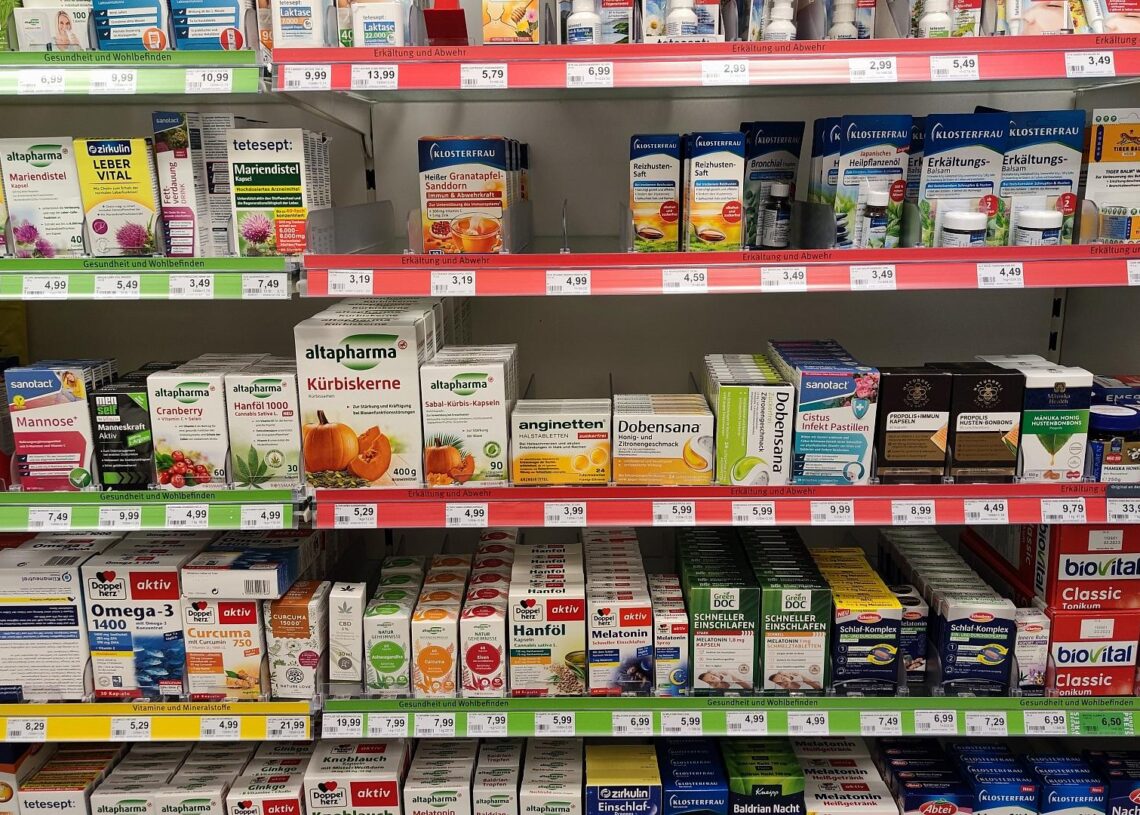 Medikamente in einer Drogerie (Archiv)
