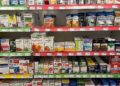 Medikamente in einer Drogerie (Archiv)