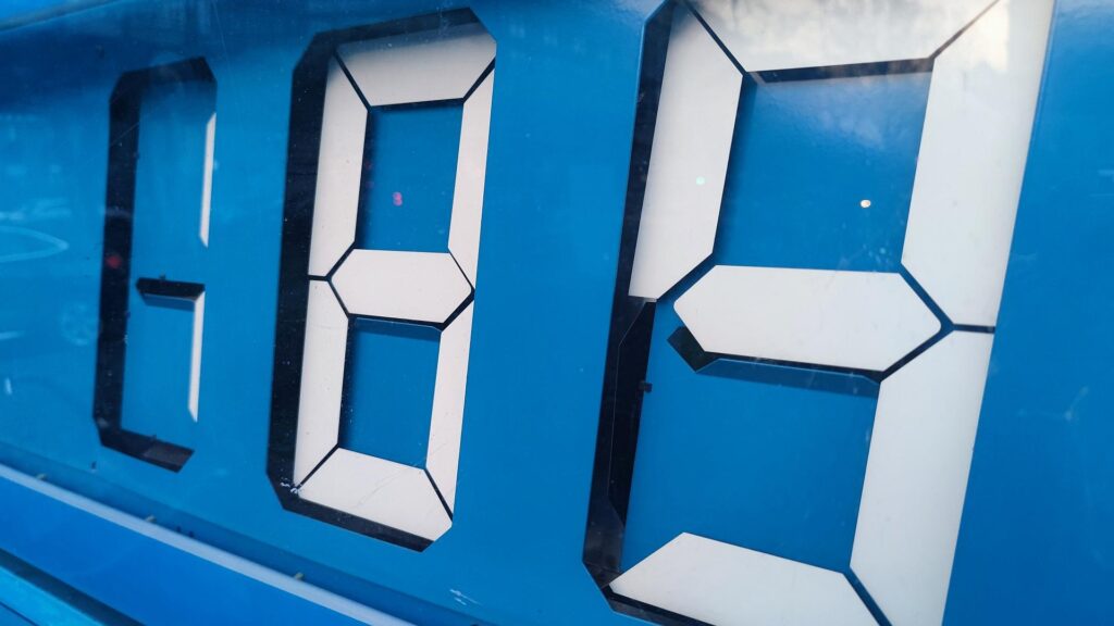 Preisanzeige an Tankstelle (Archiv)