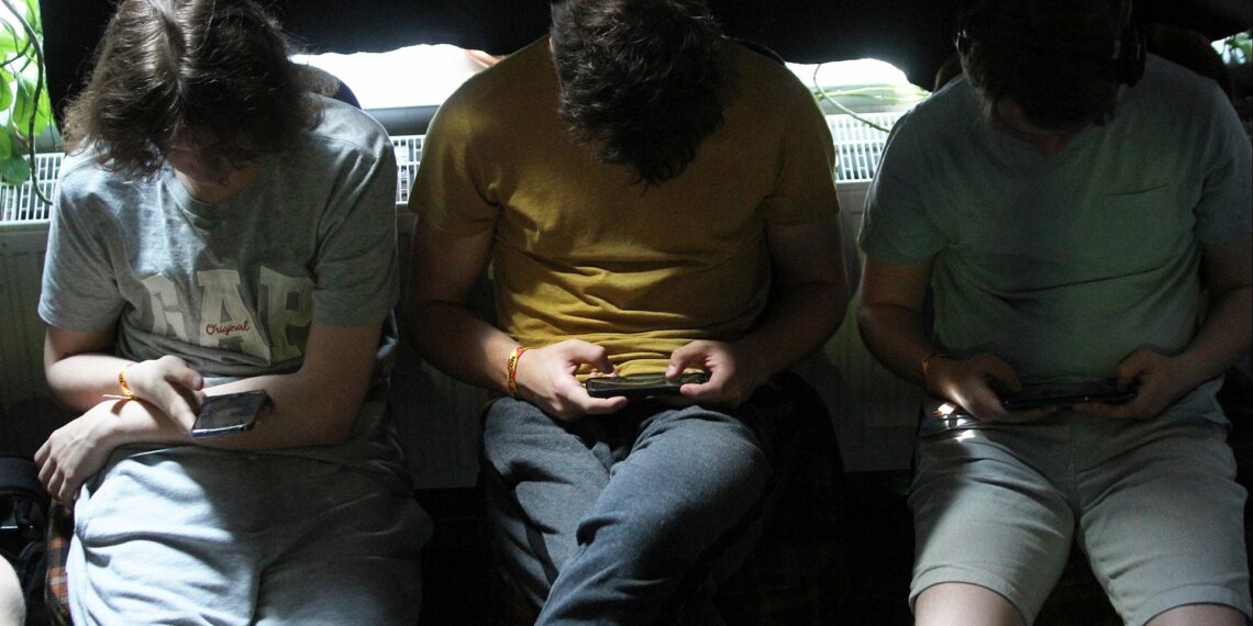 Junge Leute mit Smartphones (Archiv)