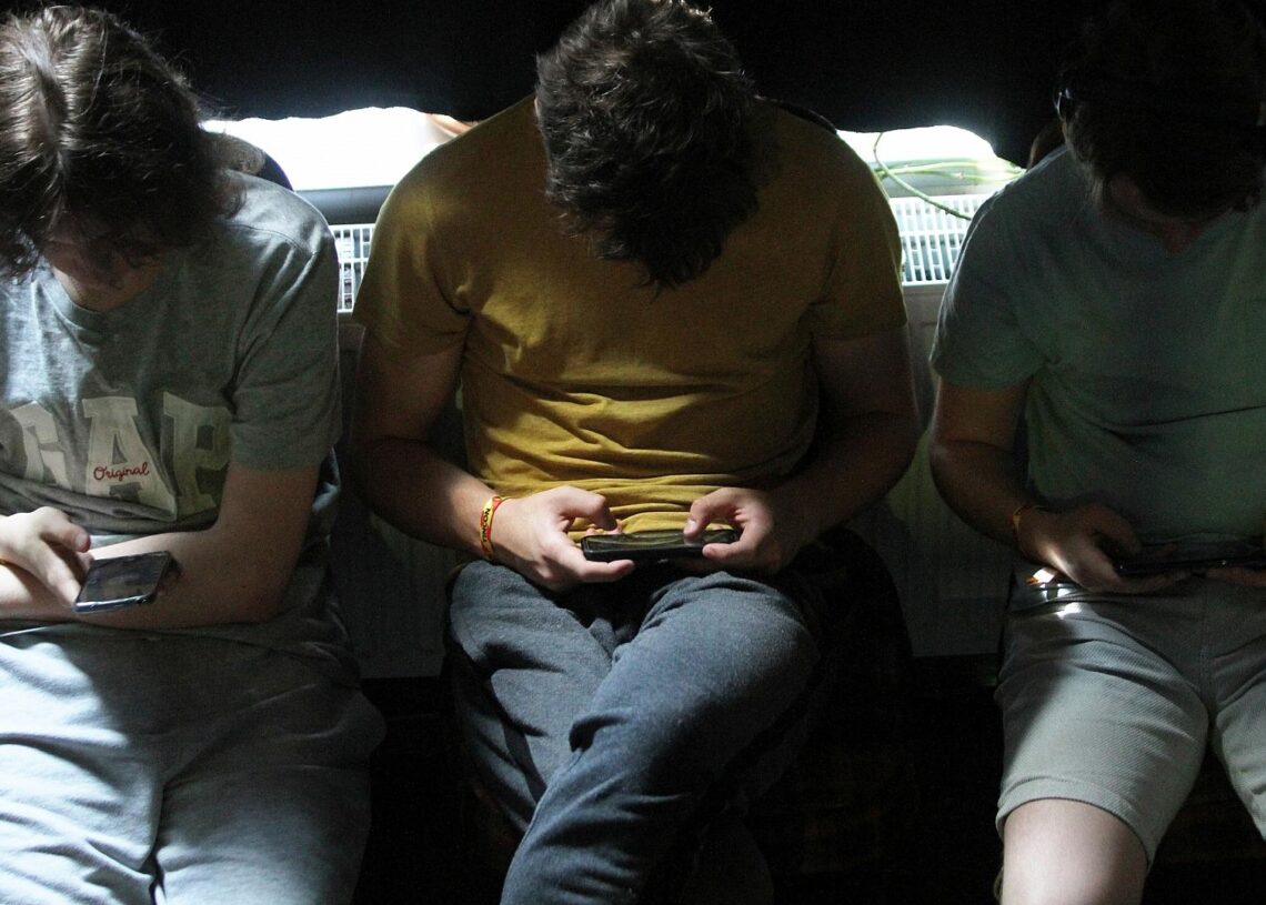 Junge Leute mit Smartphones (Archiv)