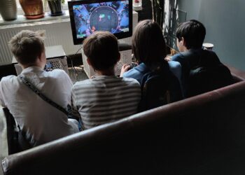 Junge Leute beim Zocken (Archiv)