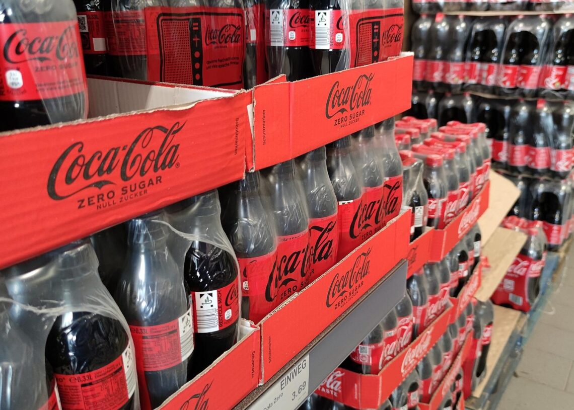 Coca Cola in einem Supermarkt (Archiv)