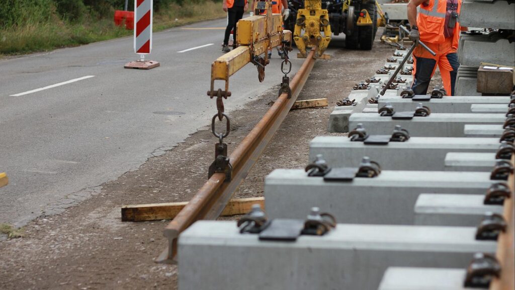Bauarbeiten an einer Bahnstrecke (Archiv)