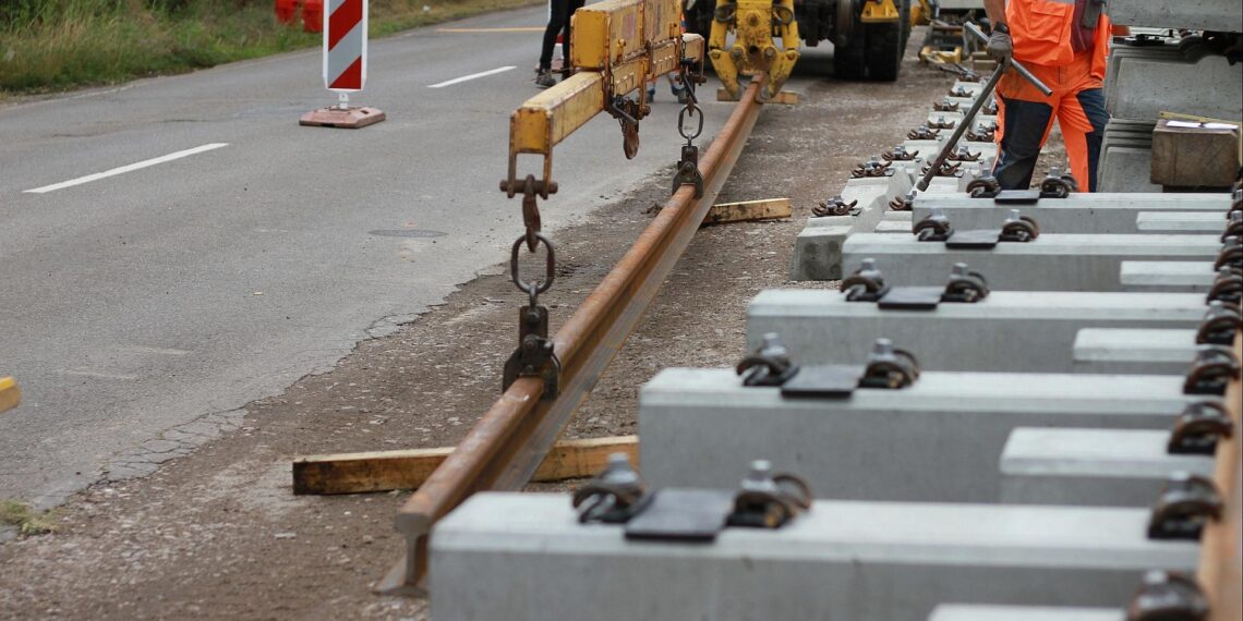 Bauarbeiten an einer Bahnstrecke (Archiv)
