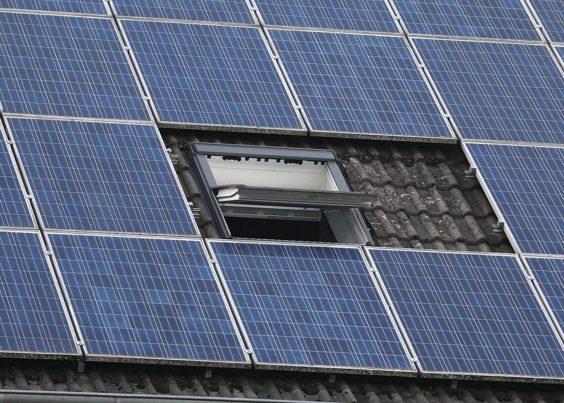 Solarzellen auf einem Dach (Archiv)