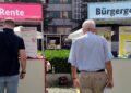 Passanten vor Infoständen zu Rente und Bürgergeld (Archiv)