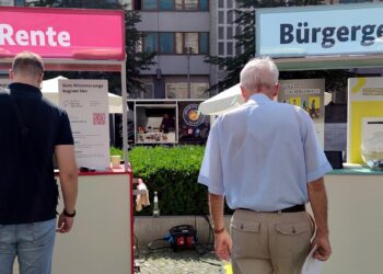 Passanten vor Infoständen zu Rente und Bürgergeld (Archiv)