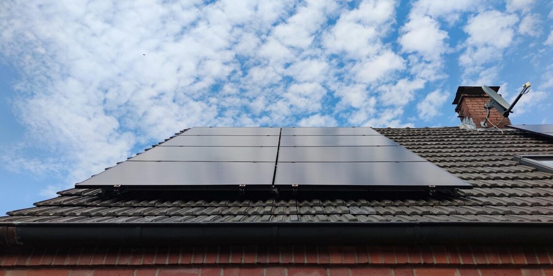 Solarzellen auf Hausdach (Archiv)