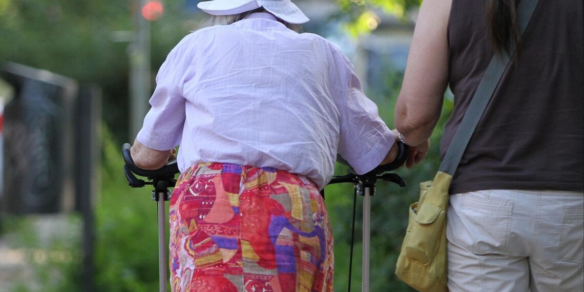 Seniorin mit Helferin (Archiv)