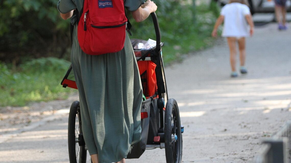Mutter mit Kind und Kinderwagen (Archiv)