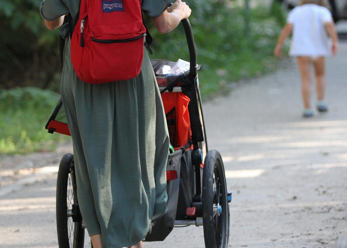 Mutter mit Kind und Kinderwagen (Archiv)